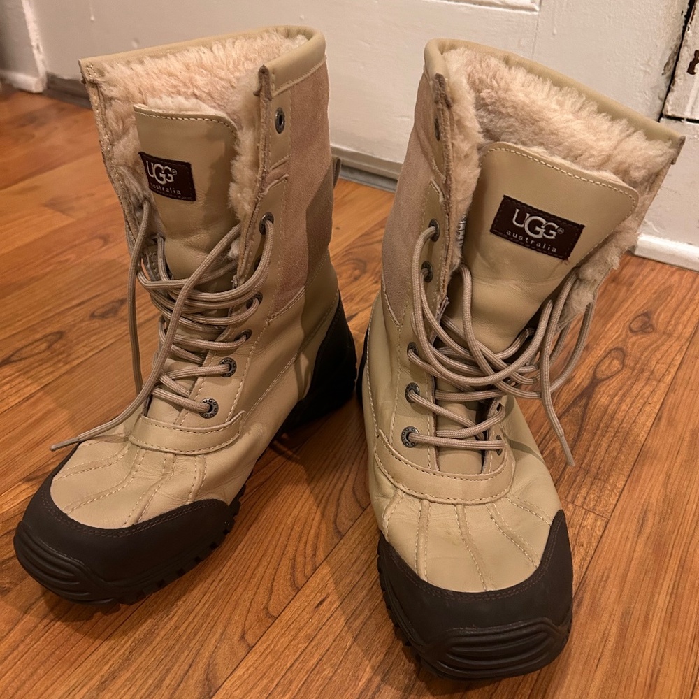 Ugg Women's Adirondack Snow Boot, Size 8, cream and black, insulated and line